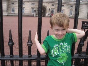 Henry wearing his "kiss me I'm Irish" shirt in front of Buckingham Palace with a guard in the background.